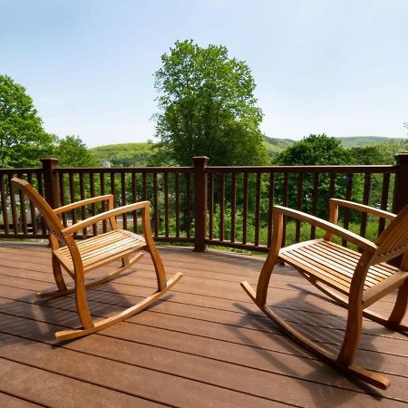 Berkshire Vacation Rentals: Great Barrington Cabin Sleeps 14 Walk To Town Buitenkant foto