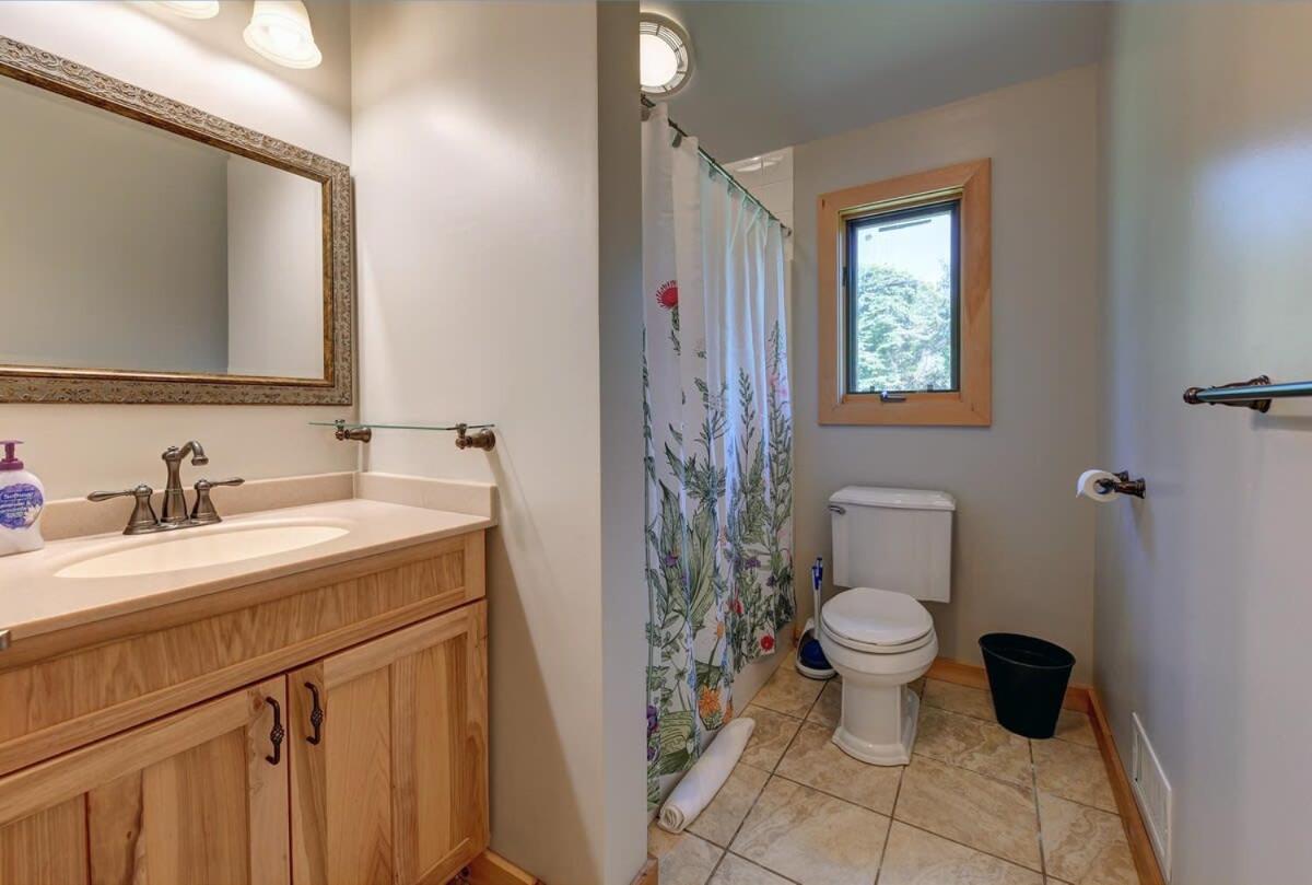 Berkshire Vacation Rentals: Great Barrington Cabin Sleeps 14 Walk To Town Buitenkant foto