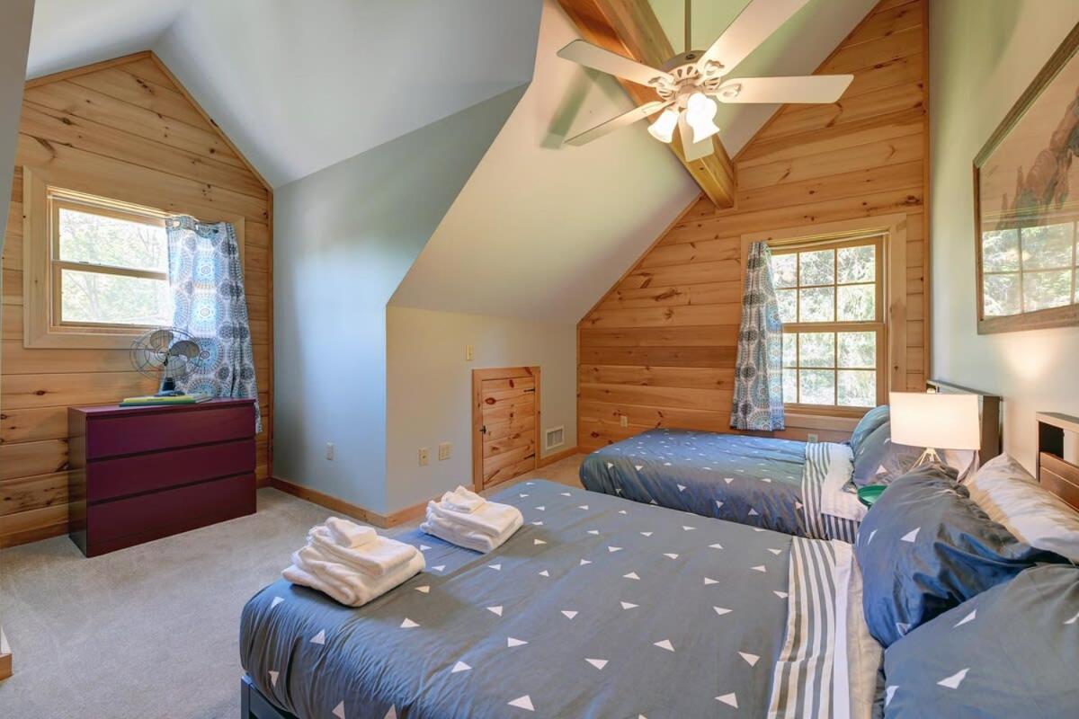 Berkshire Vacation Rentals: Great Barrington Cabin Sleeps 14 Walk To Town Buitenkant foto