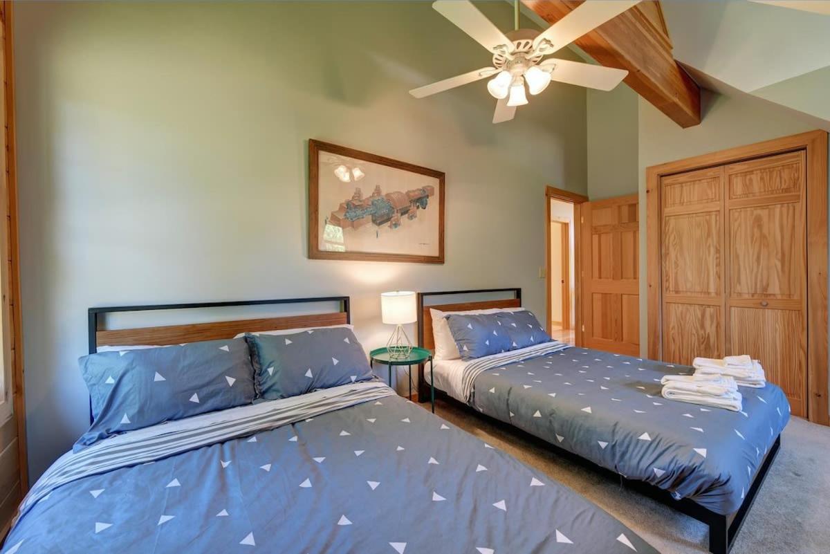 Berkshire Vacation Rentals: Great Barrington Cabin Sleeps 14 Walk To Town Buitenkant foto
