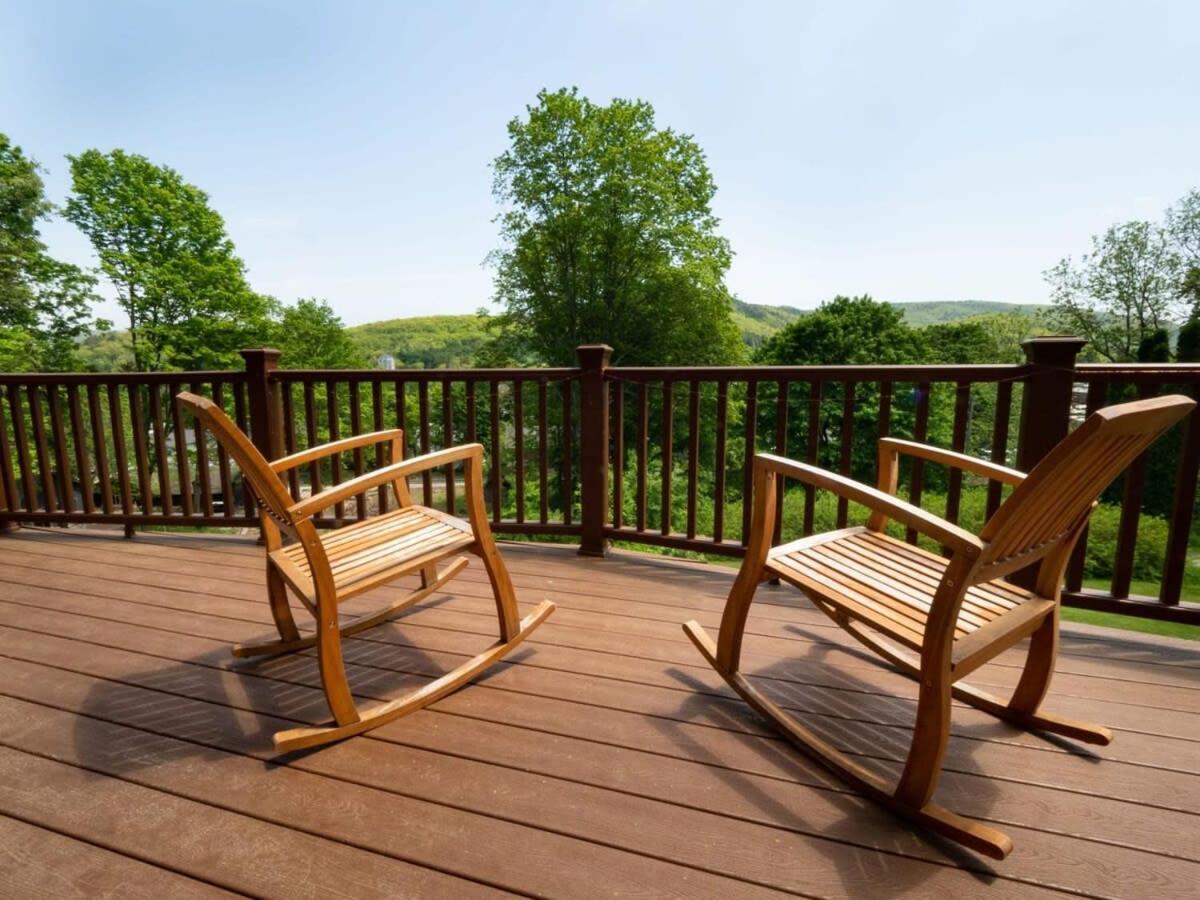 Berkshire Vacation Rentals: Great Barrington Cabin Sleeps 14 Walk To Town Buitenkant foto