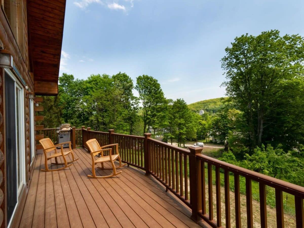 Berkshire Vacation Rentals: Great Barrington Cabin Sleeps 14 Walk To Town Buitenkant foto